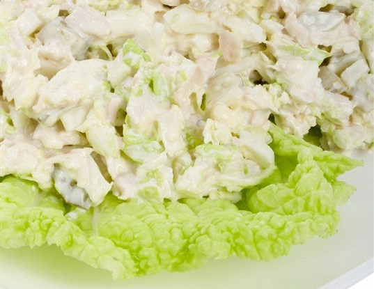 Куриный салат с соусом шхыущипс