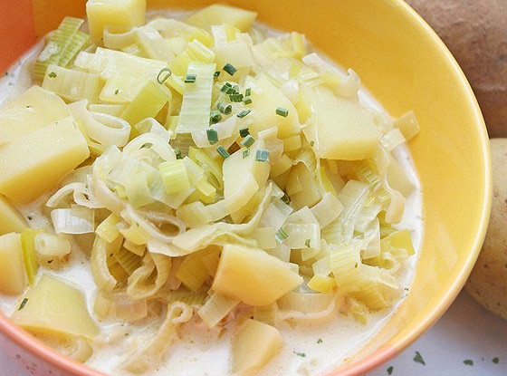 Суп картофельный с луком-пореем и кислым молоком