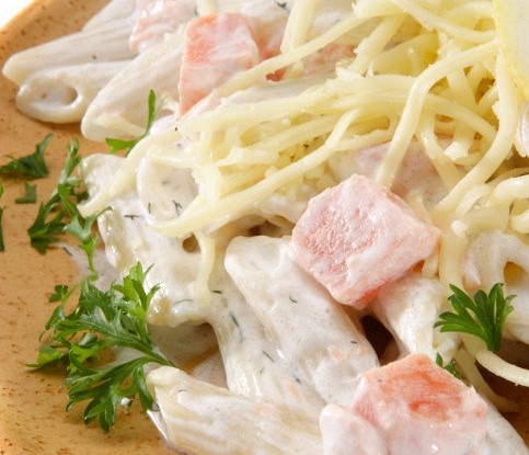 Салат с пастой и рыбой