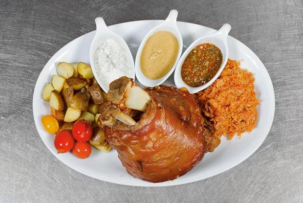 Рулька с тушенной капустой