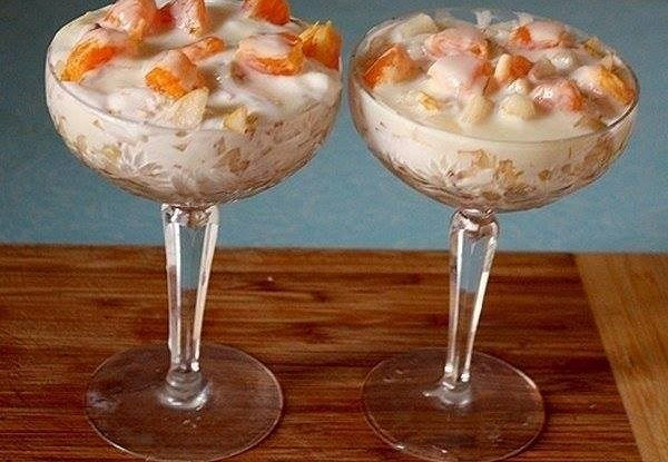 Слоеный фруктовый десерт с пломбиром и печеньем