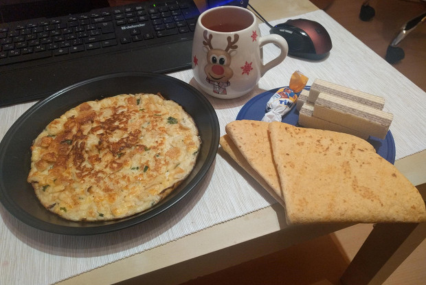 Омлет с сыром и белым хлебом