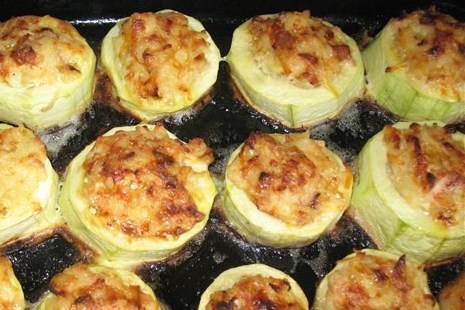 Запеченные фаршированные кабачки под сыром
