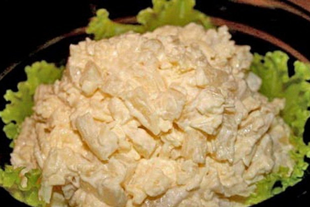 Салат с курицей, сыром и ананасами