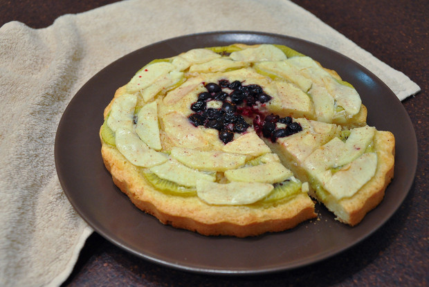 Пирог с яблоками, киви и корицей