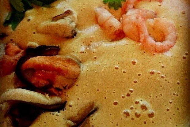 Сырный крем-суп с морепродуктами на рыбном бульоне