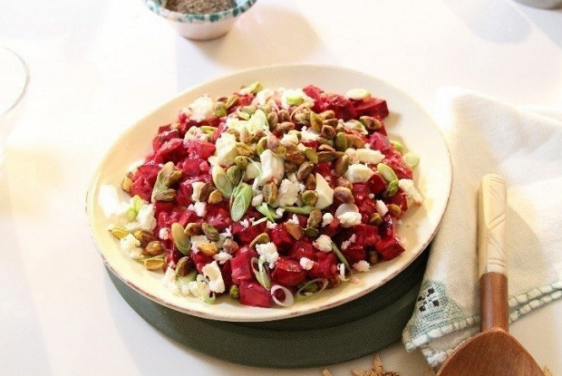 Рождественский свекольный салат с сыром фета рецепт – вегетарианская .
