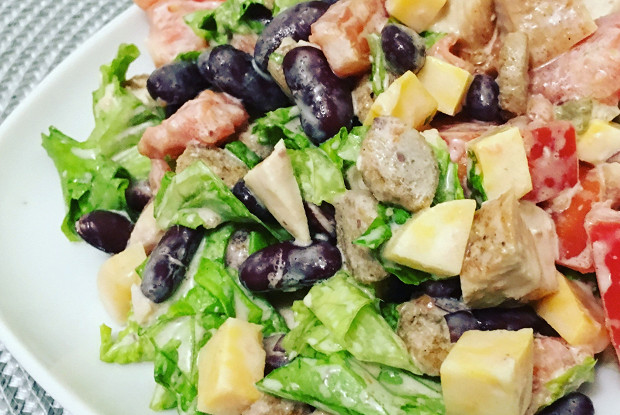 Сытный салат с курицей, сыром и сухариками