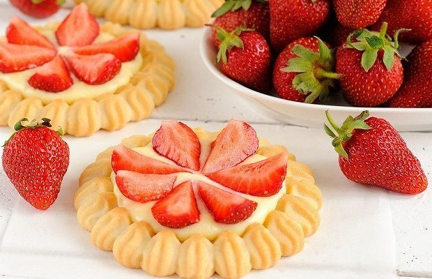 Безглютеновые тарталетки с гоголь-моголем и клубникой в шоколаде «3PAULY»