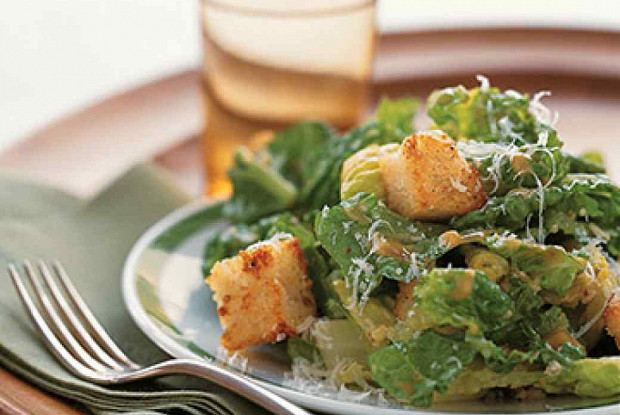 Салат «Цезарь» с маринованной обжаренной куриной грудкой и классической заправкой с вустерширским соусом