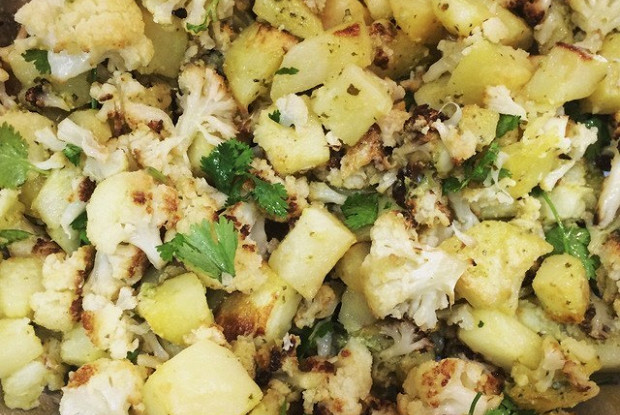 Запеченная картошка и цветная капуста под соусом песто