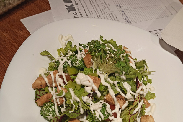 Легкий салат с кусочками курицы и сырными шариками в панировке из зелени