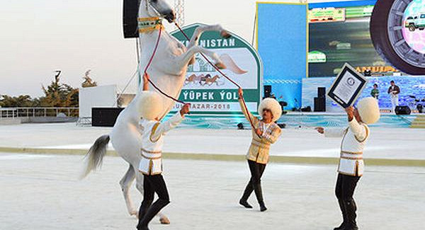 В Туркмении поставят памятник коню бывшего президента
