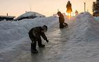 СК заинтересовался опасной ледяной горкой на Урале